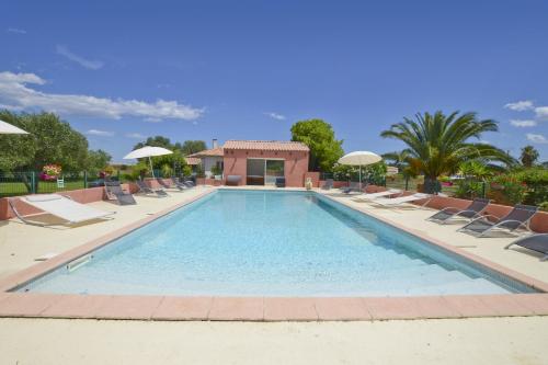 The swimming pool at or close to Hôtel Les Jardins