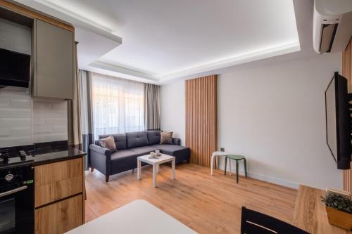 - un salon avec un canapé et une table dans l'établissement Verde Mare Hotels, à Antalya