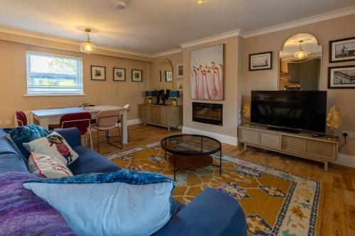 トリムにあるBoyne View Houseの青いソファとテレビのあるリビングルーム