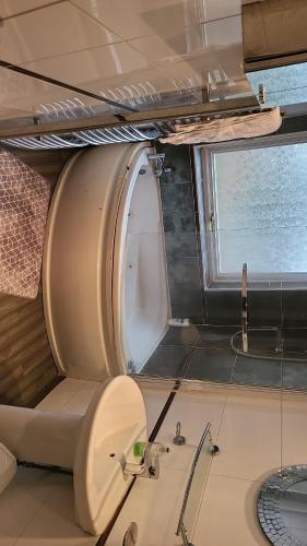 uma casa de banho com um WC e uma janela em Masters bedroom in a 3 bedroom house em Tettenhall