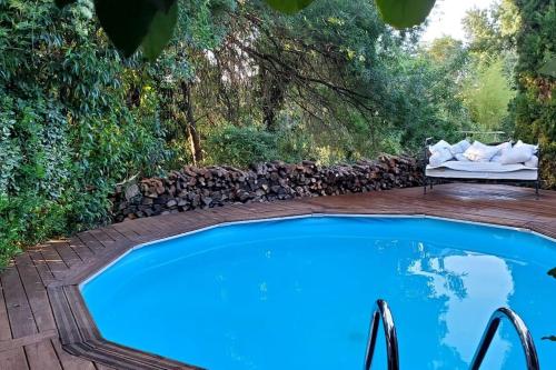 een zwembad in een tuin met een bank ernaast bij Maison la garrigue in Montarnaud
