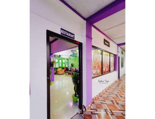 pokój z drzwiami otwierającymi się na salon w obiekcie Hotel Poba, Jonai, Assam 