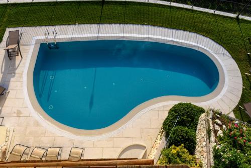 an overhead view of a swimming pool with chairs around it at Agritur La Pieve in Taio
