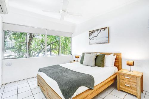 道格拉斯港的住宿－Driftwood Mantaray，一间卧室设有一张大床和一个窗户。