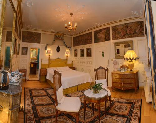 ロシュにあるLa Maison de l'Argentier du Royのベッドルーム1室(ベッド1台、テーブル、椅子付)