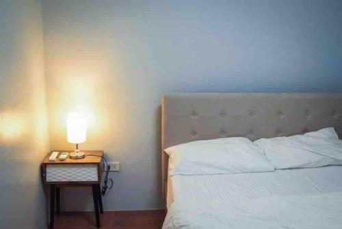 Katil atau katil-katil dalam bilik di RQ Cozy Two Bedroom House @ La Cassandra, Wifi & Netflix