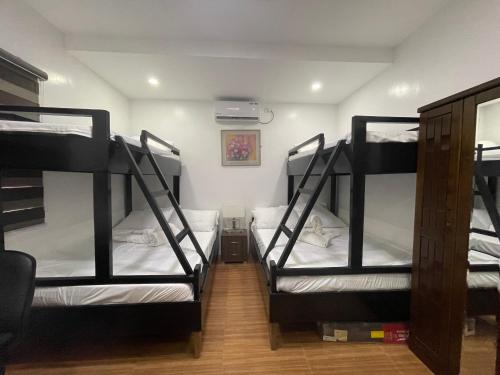 BacolorにあるHome in Pampanga, 3 bedroom houseの二段ベッドが3つある部屋