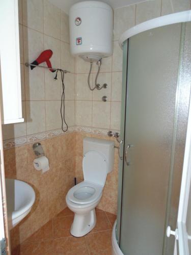 Ένα μπάνιο στο Apartments Macaso