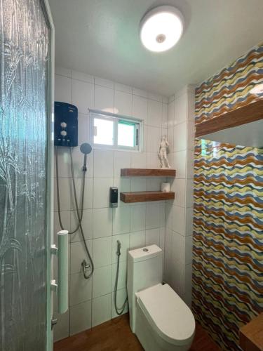 a bathroom with a toilet and a shower at Italy Condotel Darasa in Tanauan
