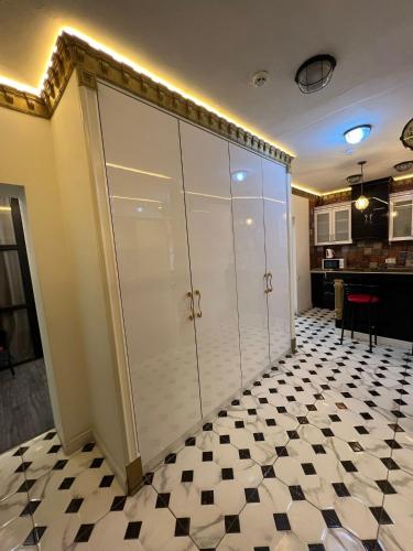 a room with a large white closet with a checkered floor at Chisinau Central Park in Chişinău