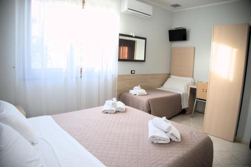 Hotel Dei Tartari tesisinde bir odada yatak veya yataklar