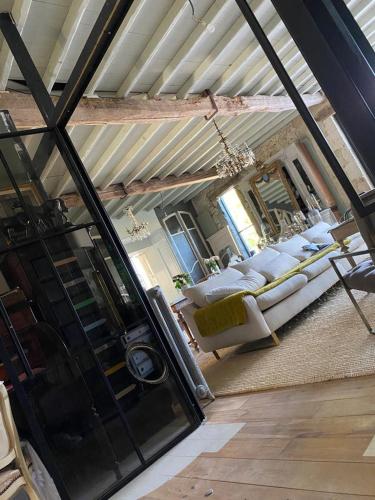 un salon avec un canapé et une table dans l'établissement Maison de Vacances avec Piscine Privée en Dordogne, à Boisse