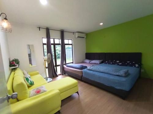 ein Wohnzimmer mit einem Sofa und einem Bett sowie einem Sofa und einem Sofa in der Unterkunft A’famosa Moments villa 924 covered Bbq KTV pool in Kampong Alor Gajah
