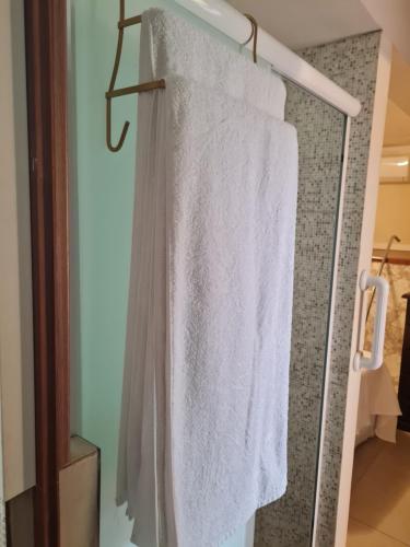 uma toalha pendurada num toalheiro na casa de banho em Casa da Rosa hospedagem em Florianópolis em Florianópolis
