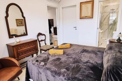 een slaapkamer met een bed, een dressoir en een spiegel bij Arcole Deluxe in Napels