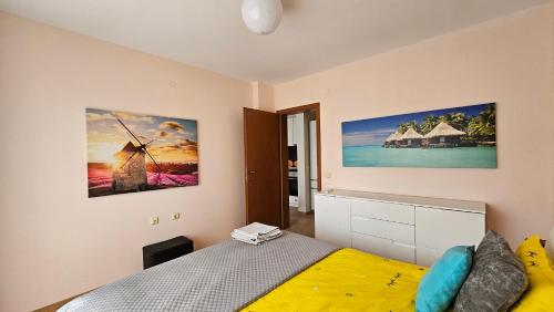 1 dormitorio con 1 cama y una foto de un molino de viento en 2 Zimmer Wohnung en Sunny Beach