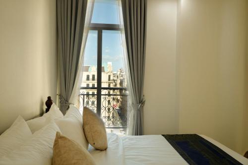 金邊的住宿－Try Residence, The Elysée Koh Pich，一间卧室设有一张大床和大窗户