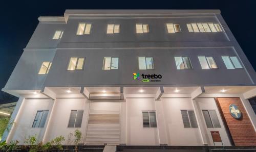 um edifício alto com uma placa de hotel em Itsy By Treebo - Avani Stays - Vyttila, Kochi em Ernakulam