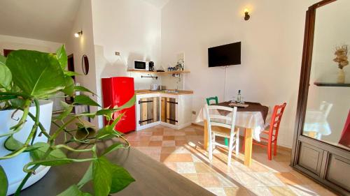 a living room with a table and a kitchen with at Residence La Rosa in Porto San Paolo
