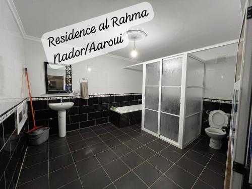 Monte ʼArrouitResidence al Rahma nr 01的带马桶和水槽的浴室