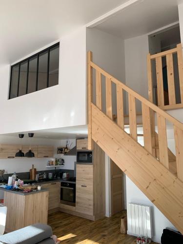 une chambre avec un escalier et une cuisine dans l'établissement Appartement vue montagne Font Romeu, à Font-Romeu-Odeillo-Via