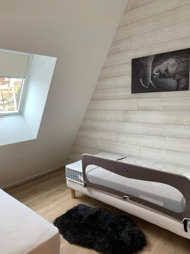 - une chambre avec un lit dans une pièce avec un mur dans l'établissement Appartement vue montagne Font Romeu, à Font-Romeu-Odeillo-Via