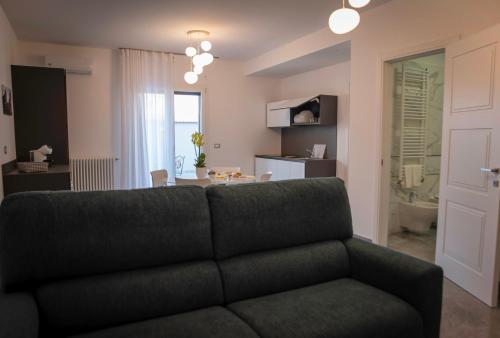 ein Wohnzimmer mit einem Sofa und einem Esszimmer in der Unterkunft LeTagghjate - Exclusive Rooms and Suites in San Giorgio Ionico