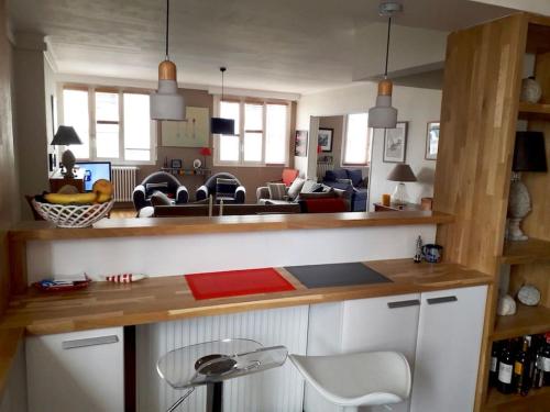 une cuisine avec un comptoir et un salon dans l'établissement Appt 3 chambres hyper centre très calme très clair quartier place Royale, parking gratuit, à Nantes