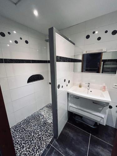 bagno bianco con lavandino e specchio di Loft Victoire a Maclas