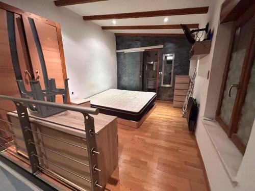 um quarto com uma cama num quarto em Loft Victoire em Maclas