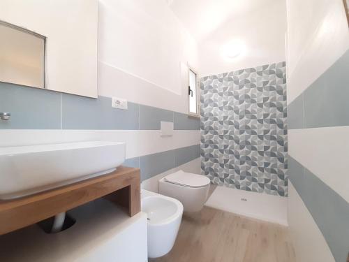 ein Bad mit einem Waschbecken und einem WC in der Unterkunft Bellagio in Castelsardo