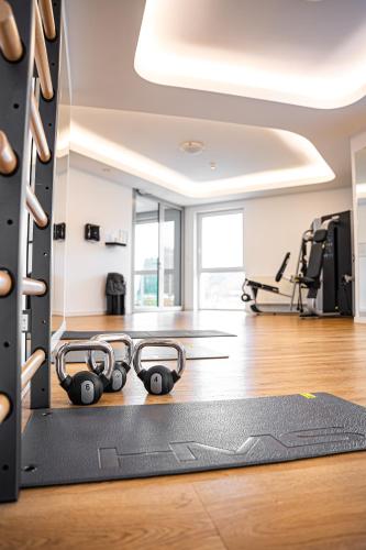 a gym with headphones on a gym floor at Hotel Meridian in Chałupy