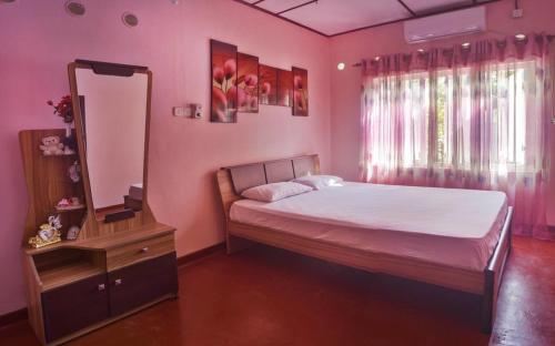Кровать или кровати в номере Villa new cinnamon hikkaduwa
