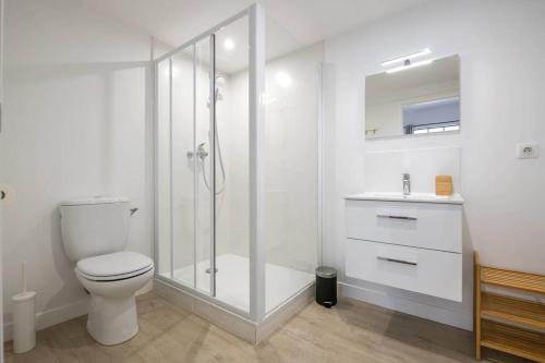 une salle de bain blanche avec douche et toilettes dans l'établissement Le Terminal - Bel appartement quartier Sacré-Coeur, à Bordeaux