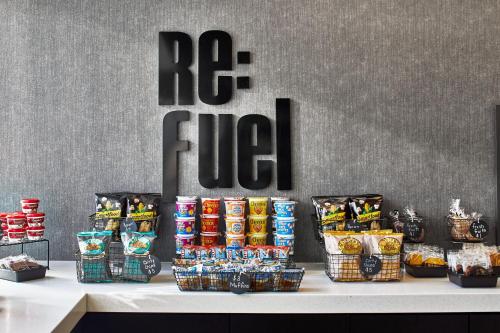 una mesa cubierta con muchas cestas de comida en Aloft Nashville Franklin, en Franklin