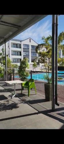Πισίνα στο ή κοντά στο The Sandown Blouberg self catering unit