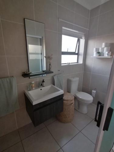 Ένα μπάνιο στο The Sandown Blouberg self catering unit