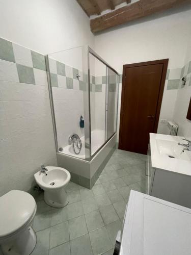 a bathroom with a toilet and a shower and a sink at B&B I Giardini in Pieve Torina