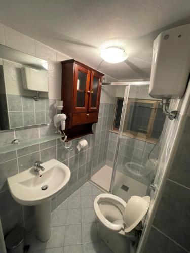 a bathroom with a toilet and a sink at B&B I Giardini in Pieve Torina