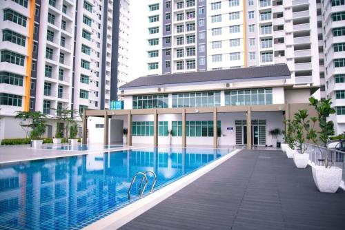 een zwembad in een gebouw met hoge gebouwen bij Relax Spot View @ Meru Raya in Ipoh