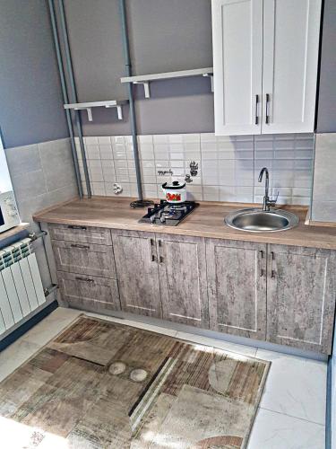 een keuken met een wastafel en een aanrecht bij Алматы квартира. 31 in Alma-Ata