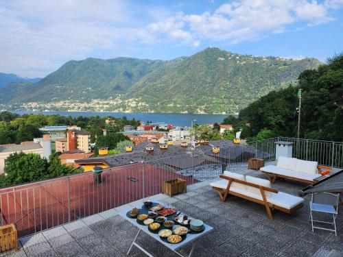 balcón con vistas al lago y a las montañas en Lake Como Sky Villa Retreat, en Como