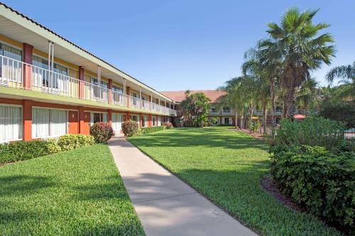 Zahrada ubytování Days Inn by Wyndham Cocoa Cruiseport West At I-95/524
