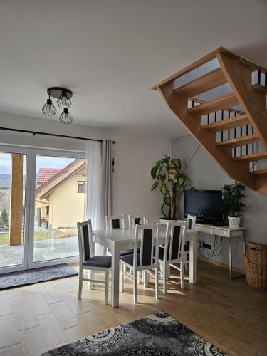 a dining room with a table and chairs at Noclegi na Słonecznym Wzgórzu in Lądek-Zdrój