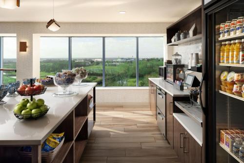 Kuchyň nebo kuchyňský kout v ubytování Delta Hotels by Marriott Philadelphia Airport