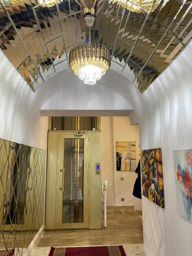 um quarto com um tecto com um lustre em The Mirror Hotel em Baku