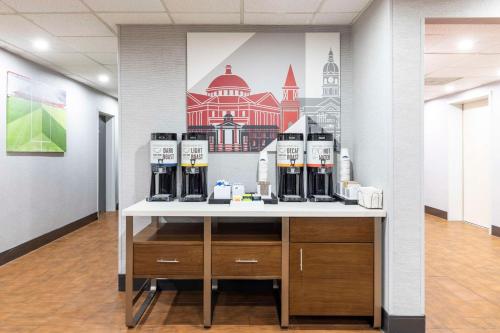 Hampton Inn Athensにあるコーヒーまたはお茶