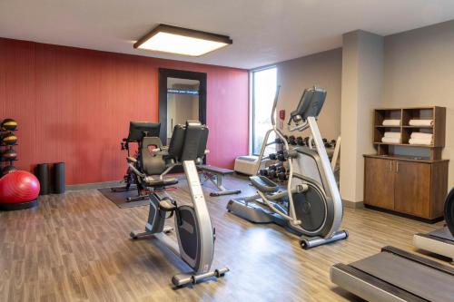Hampton Inn Athensにあるフィットネスセンターまたはフィットネス設備
