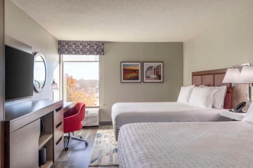 um quarto de hotel com duas camas e uma televisão em Hampton Inn Athens em Athens