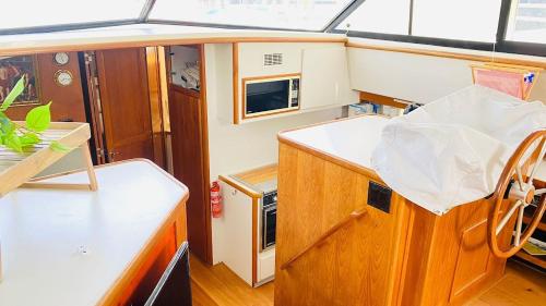 a small boat with a counter and a kitchen at Yacht y fiestas in Barcelona